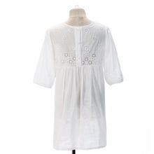 夏日甜心 V领镂空刺绣衬衫，打造轻盈浪漫的时髦感